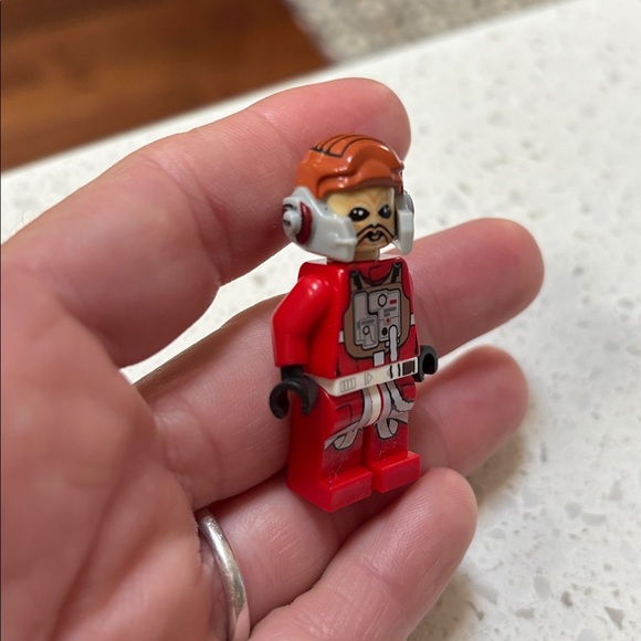 LEGO - Ten Numb (Red Jumpsuit) - Star Wars Minifigure - Picture 2 of 3
